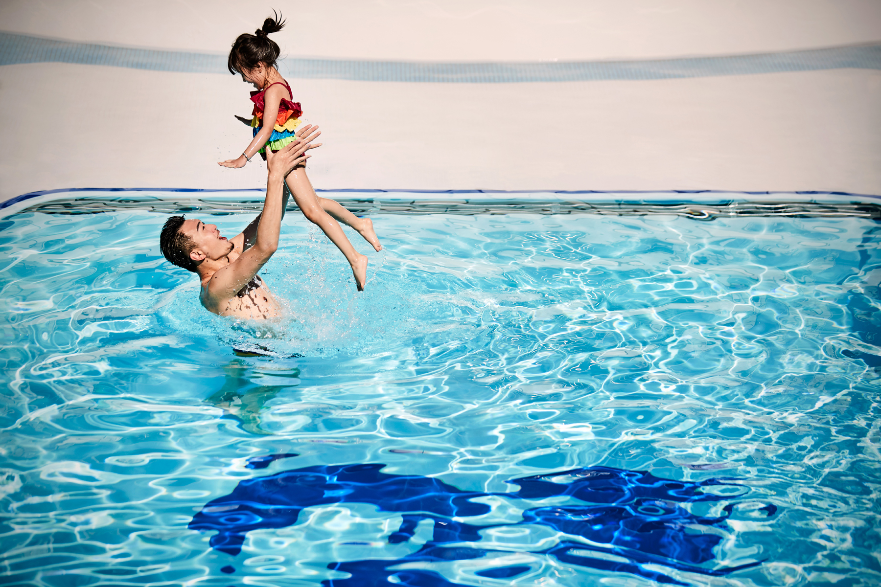 Père et fille dans la piscine sur un bateau de croisière Princess (source : Princess Cruises)